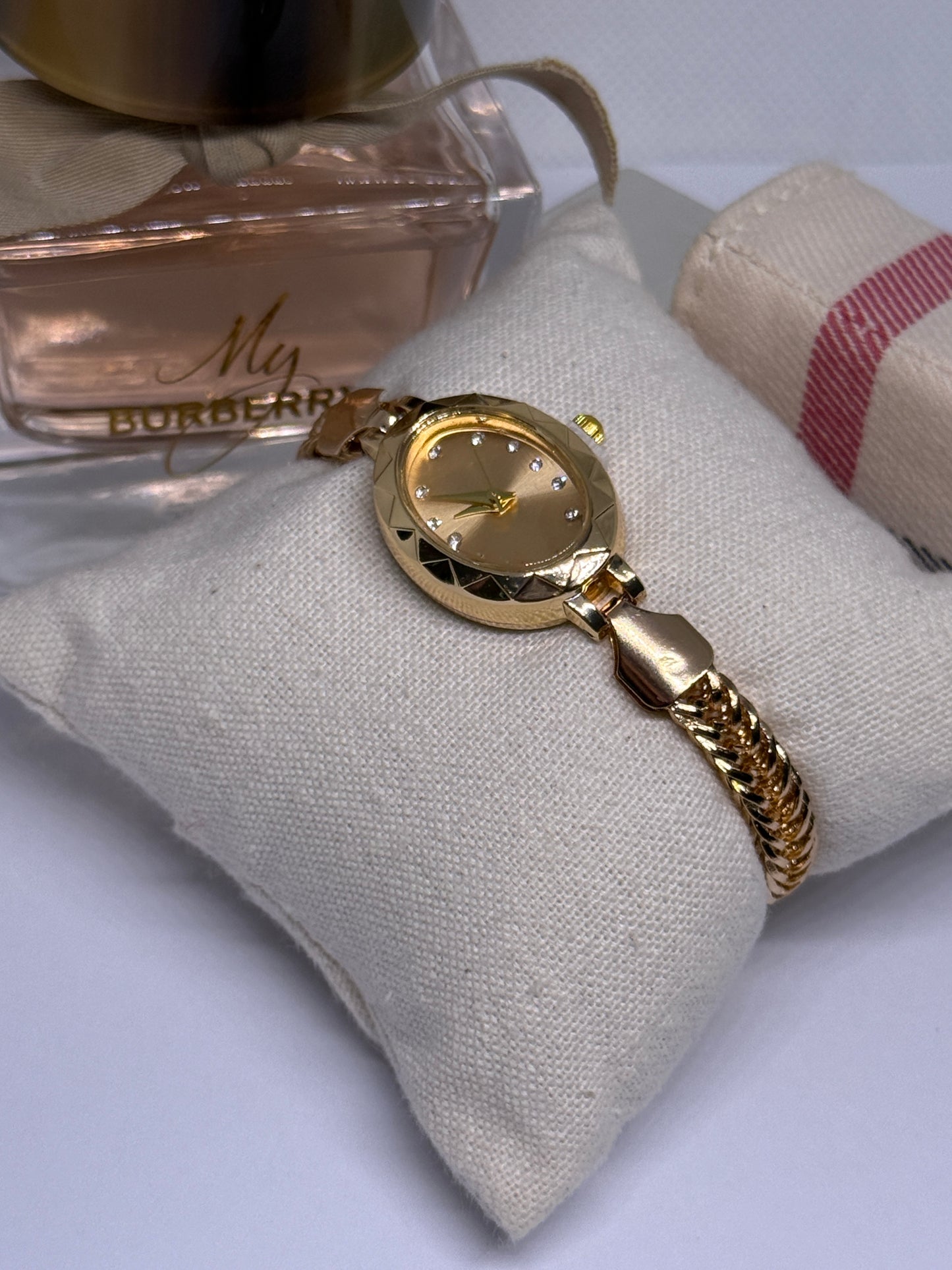Gold tone analogue watch with gold tone bracelet