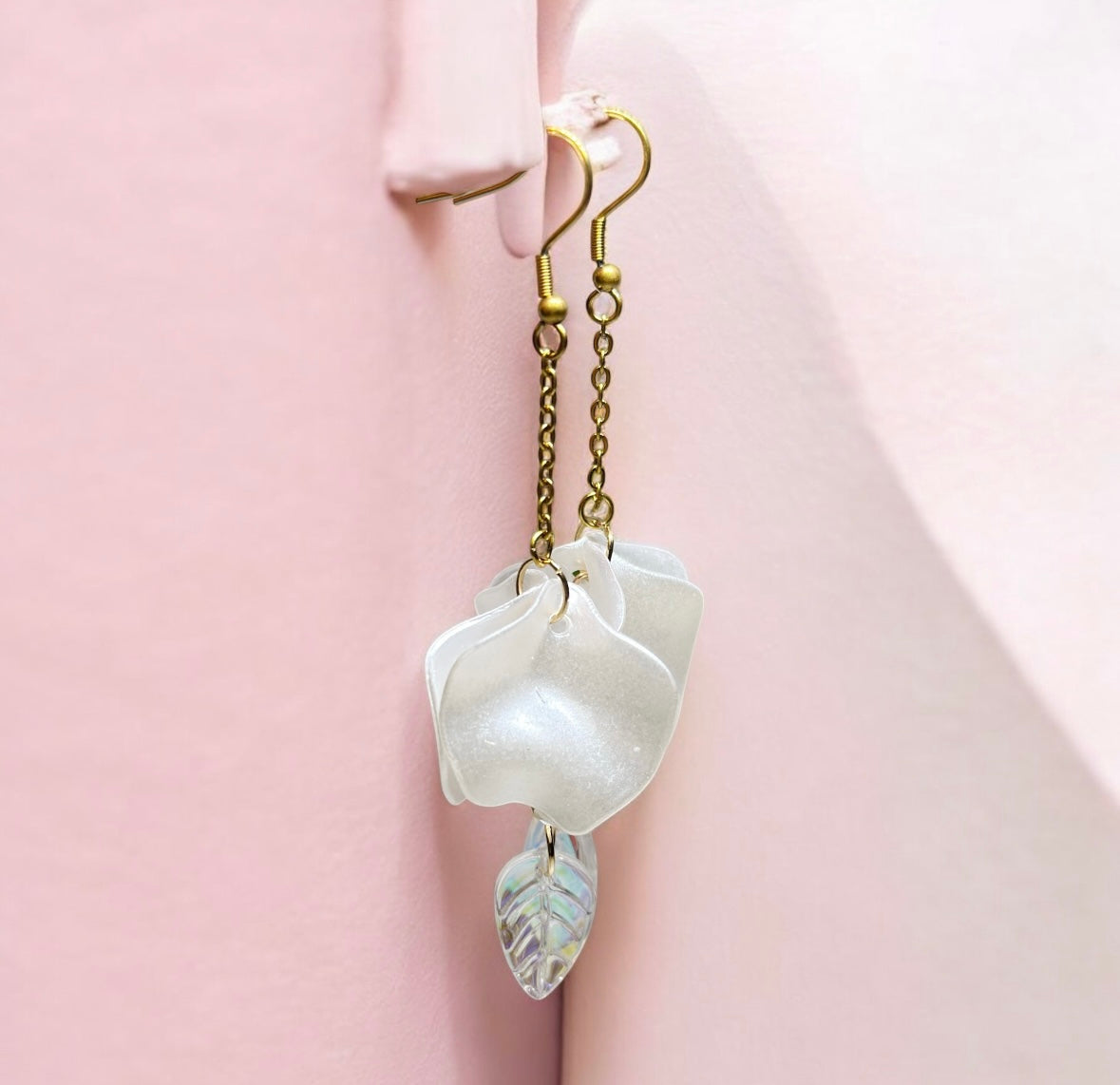 Pearl shinny white flowers earrings with colourful leaf