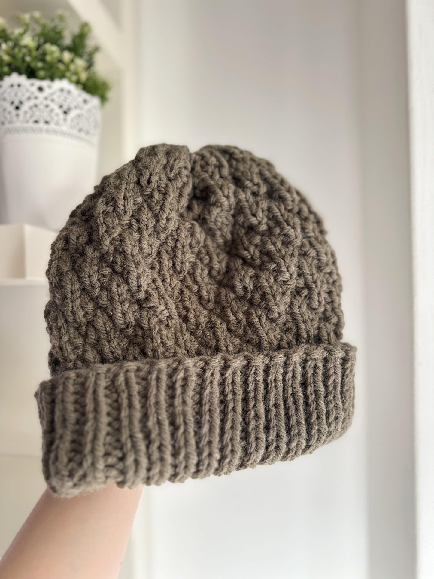 Handknit Chunky Patterned Beanie | Knit Beret | Foldable brim in Moss green | Knit beanie in coffee | Fluffy and cozy winter hat