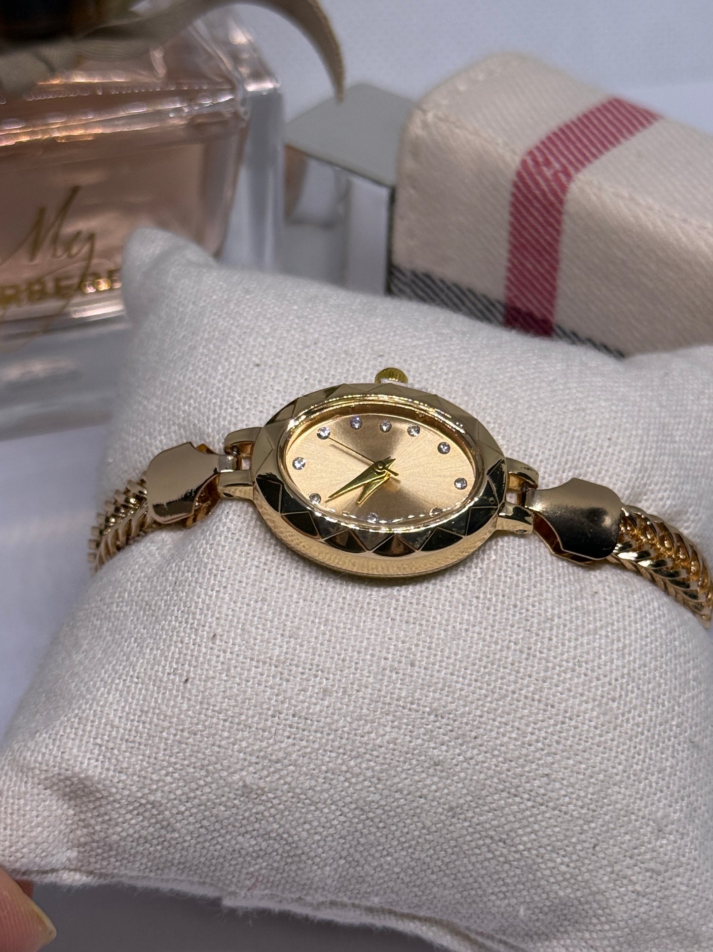 Gold tone analogue watch with gold tone bracelet