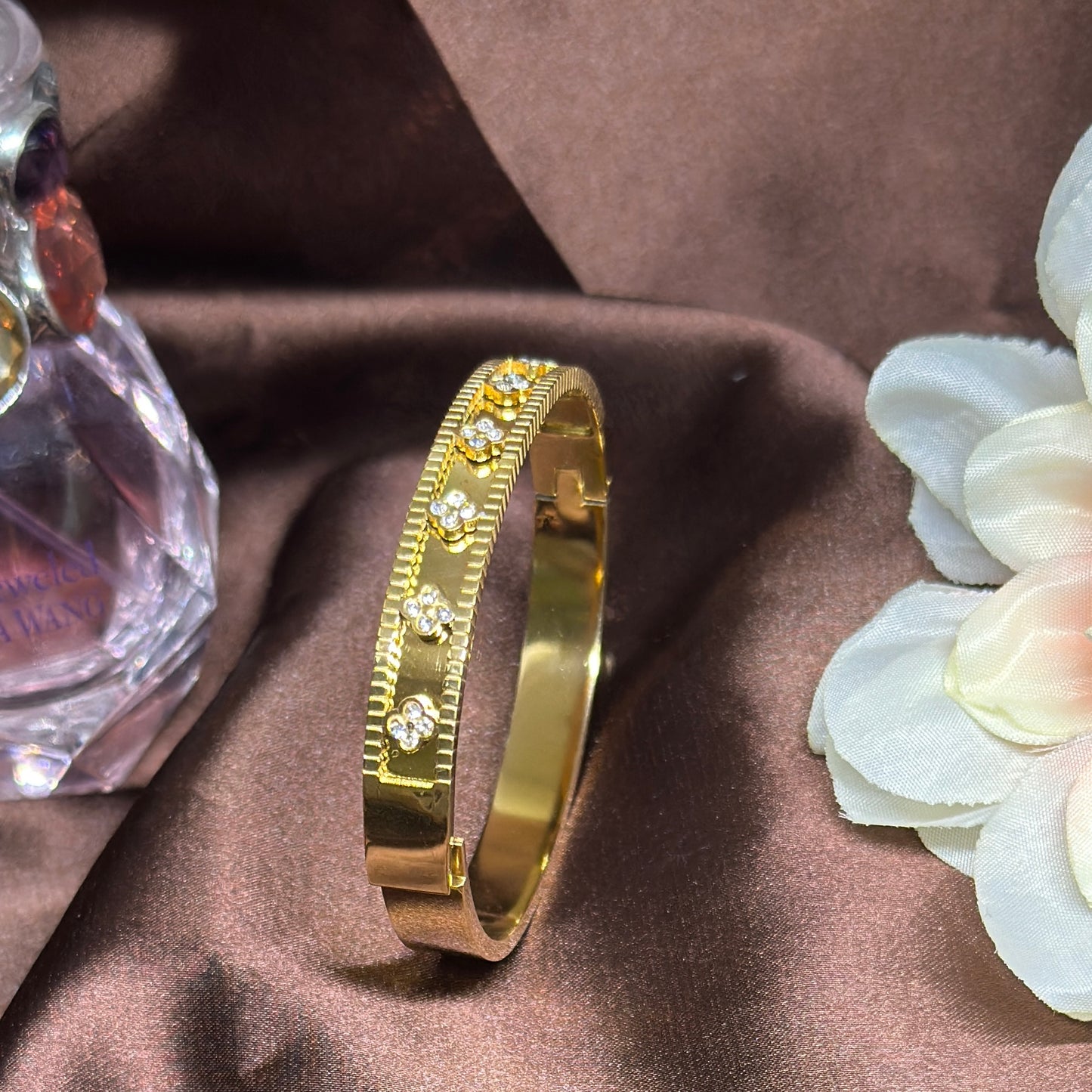 Gold bangle with clover pattern zircon | rhinestones embossed