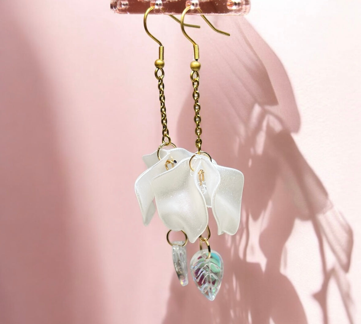 Pearl shinny white flowers earrings with colourful leaf