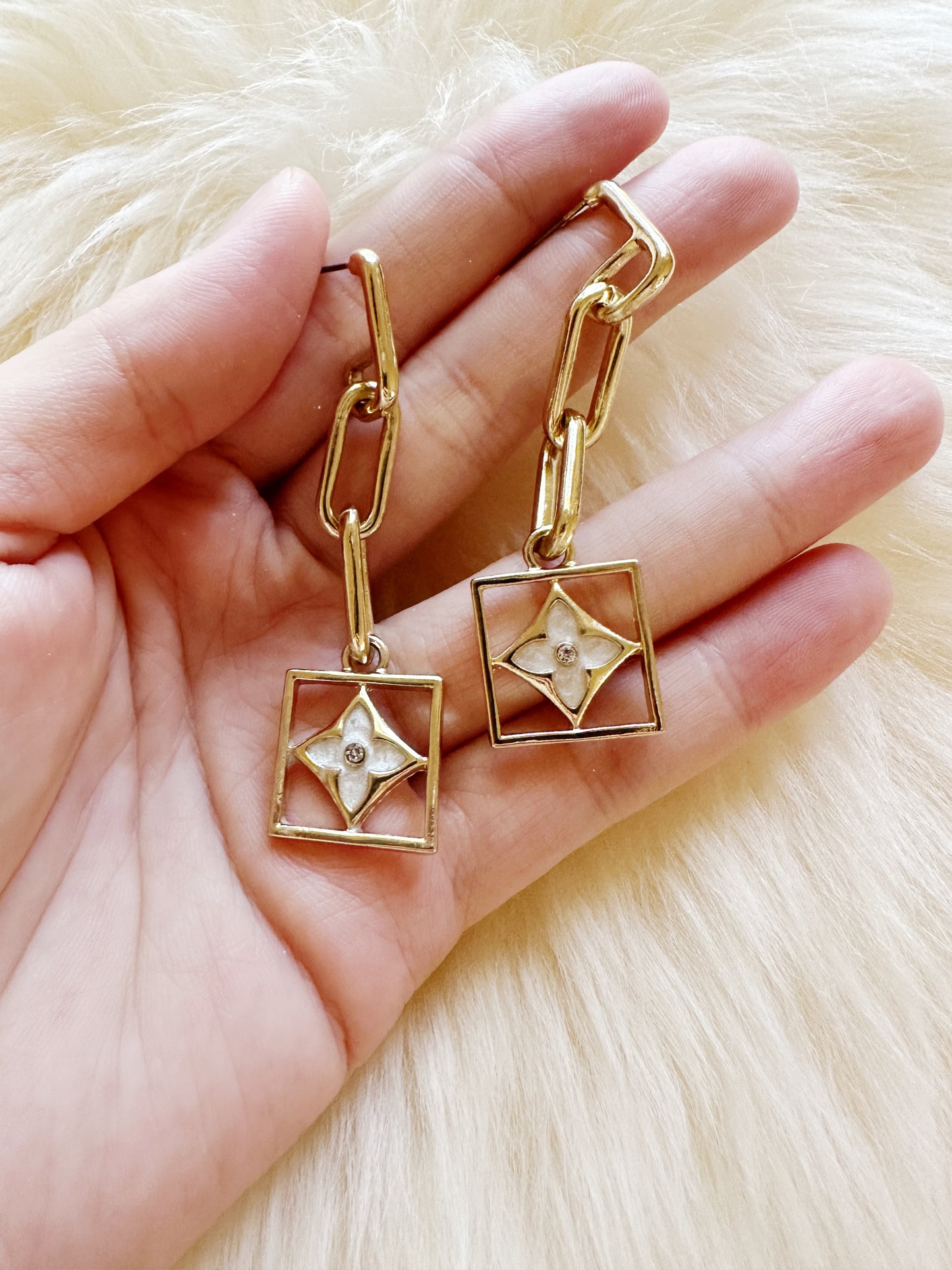 Golden chain earrings with pearl white stars | aesthetic | elegant earrings - TuttyKnitty