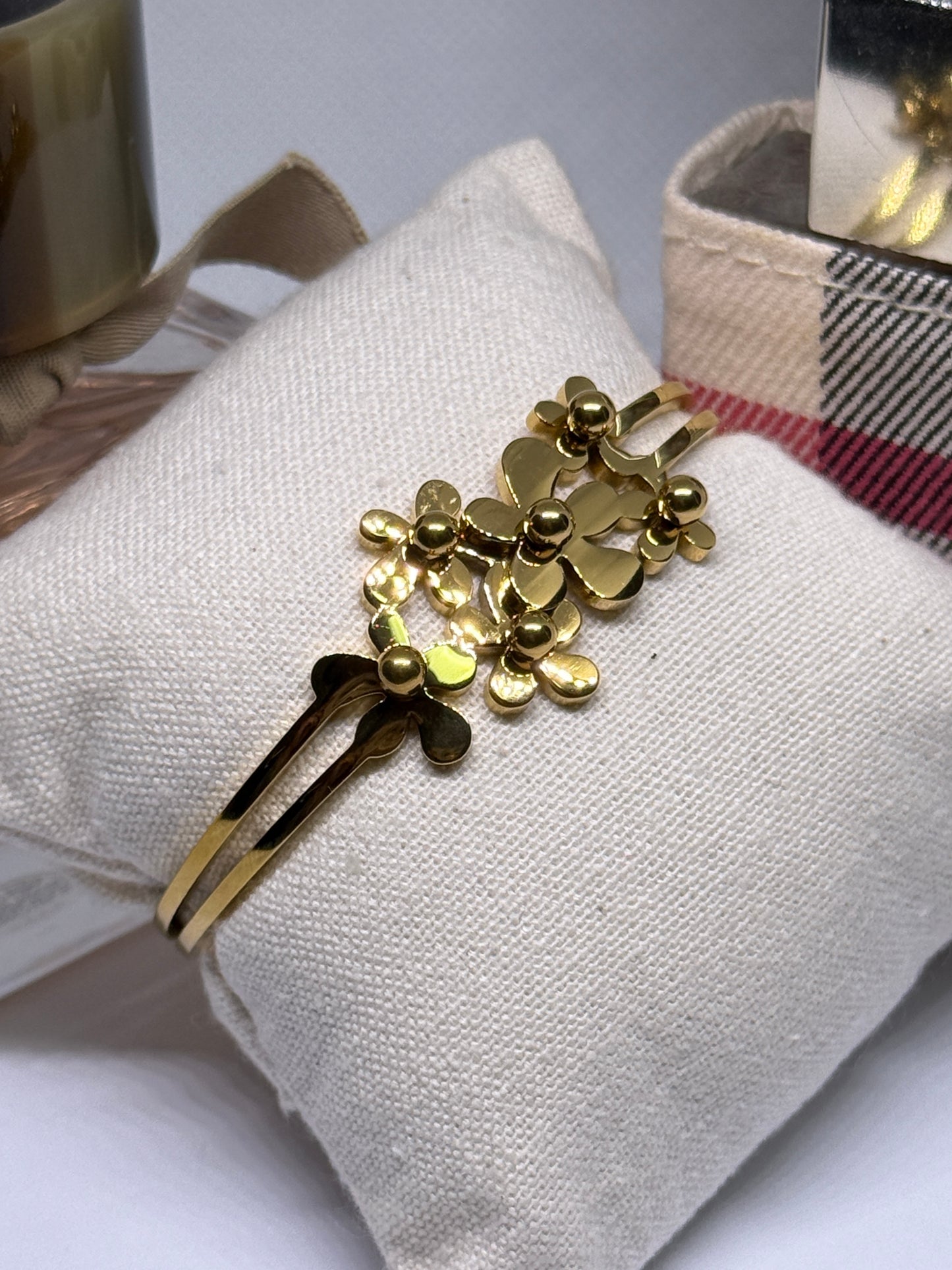 Gold bangle with flower | rhinestones embossed
