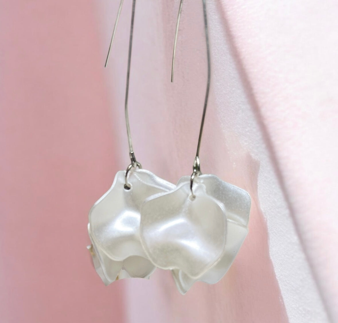 Pearl shinny white flowers earrings