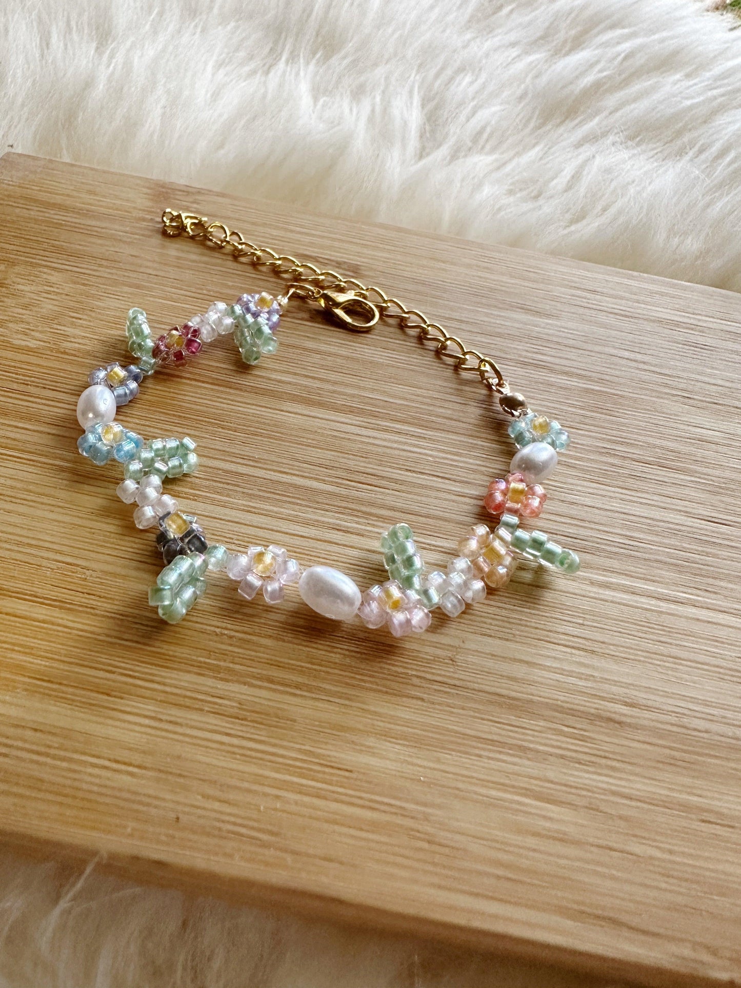 Forest fairies Beaded bracelet with flower and leaf pattern | colourful glitter bracelet | y2k 90s style fashion trend