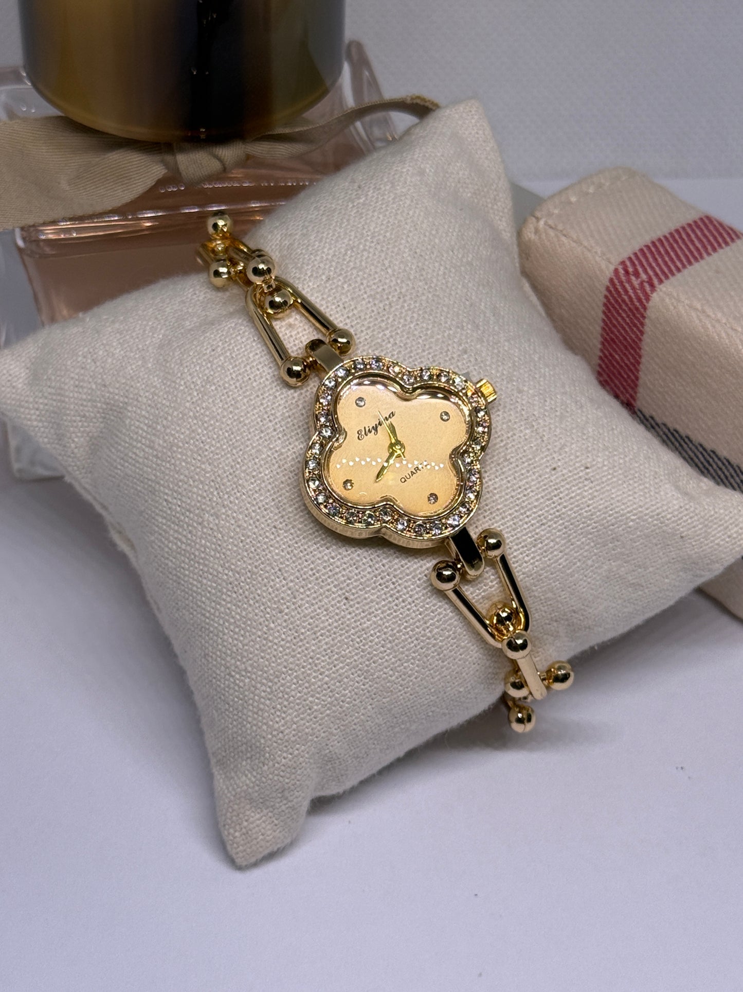 Golden clover shaped bracelet watch
