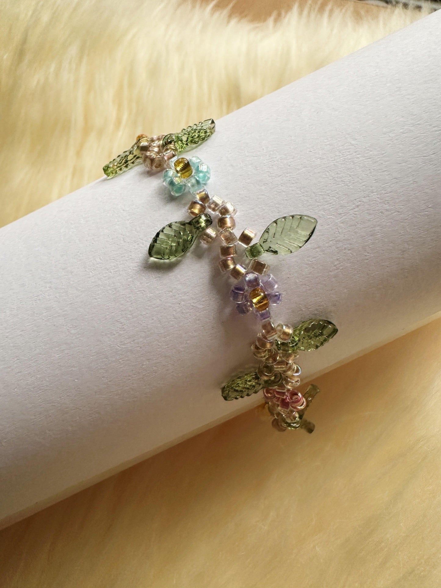 Forest fairies Beaded bracelet with flower and leaf pattern | colourful glitter bracelet | y2k 90s style fashion trend