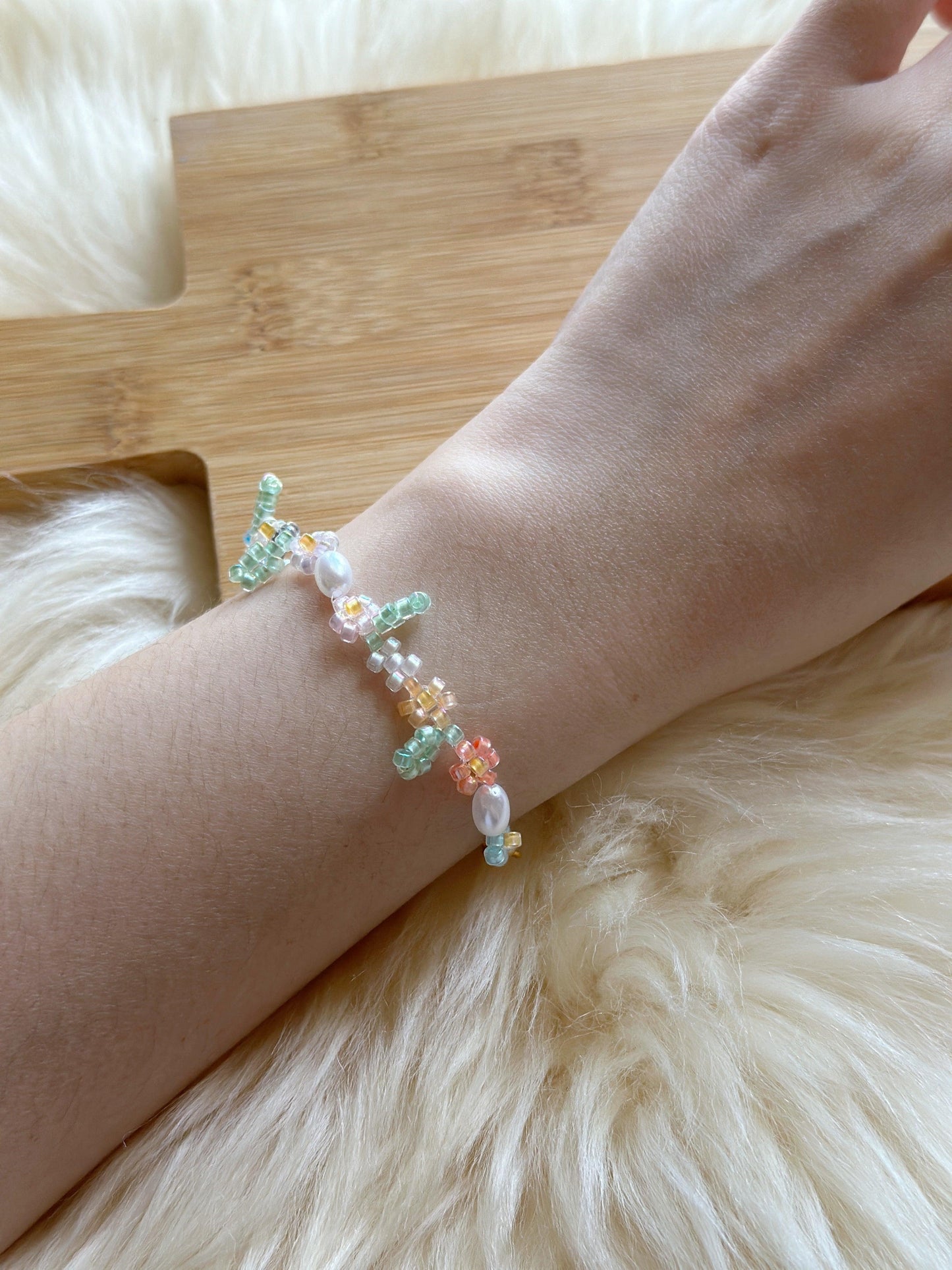 Forest fairies Beaded bracelet with flower and leaf pattern | colourful glitter bracelet | y2k 90s style fashion trend