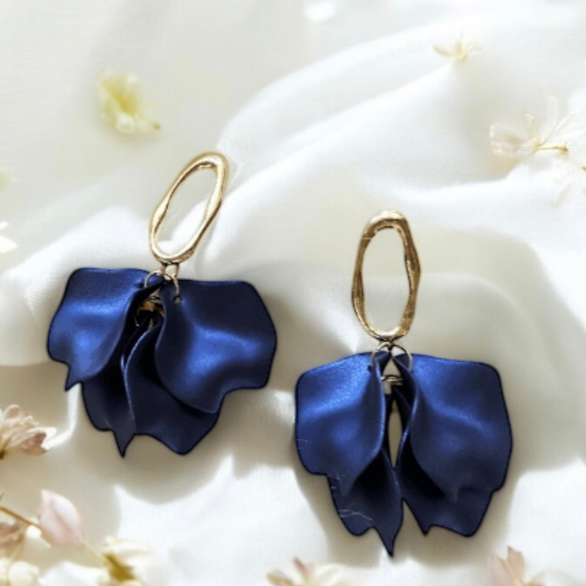 Navy blue flowers earrings | iridescent petals earrings | gold & blue floral earrings | bridal party wedding earrings