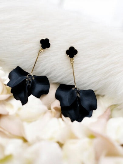 Pure black flowers earrings | frosted matte petals earrings | gold & clover floral earrings | bridal party wedding earrings