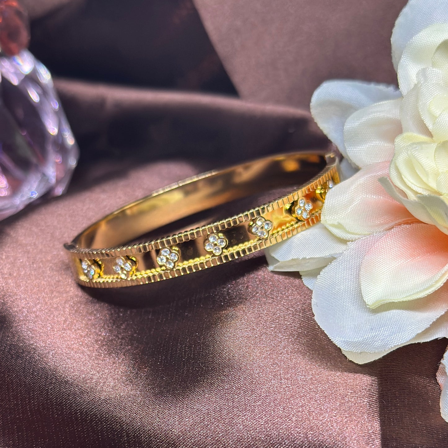 Gold bangle with clover pattern zircon | rhinestones embossed