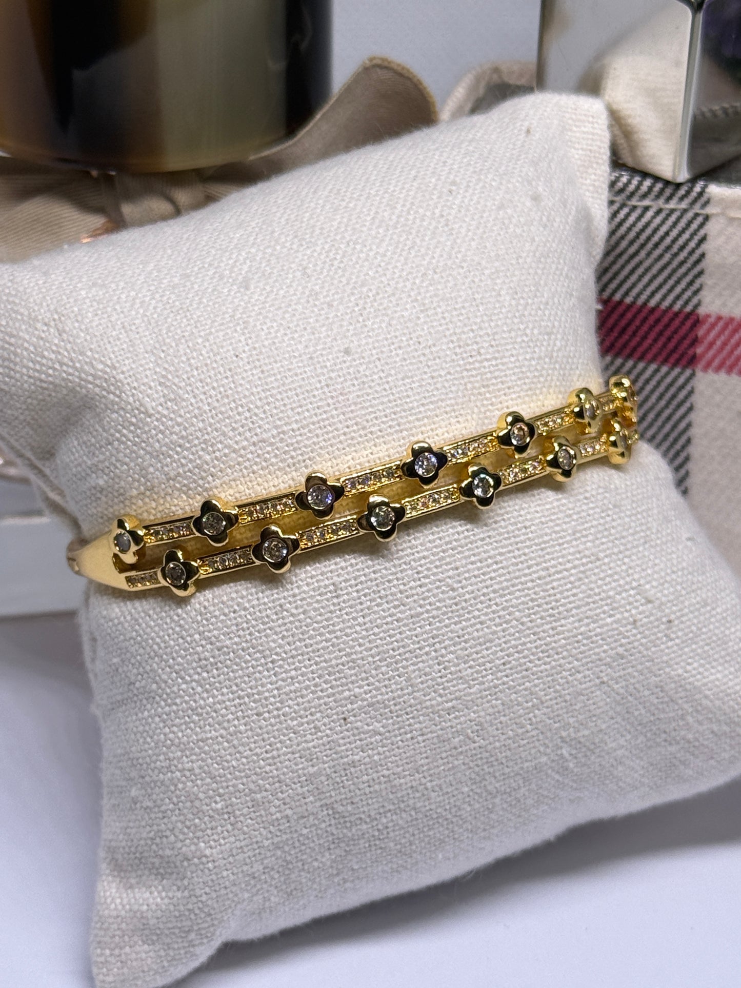 Gold bangle with clover glittering stone embossed