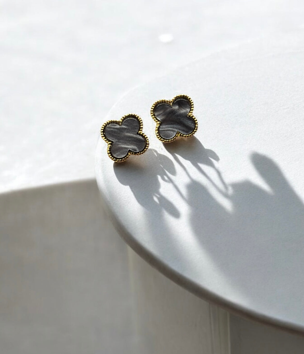 Golden clovers stud earrings