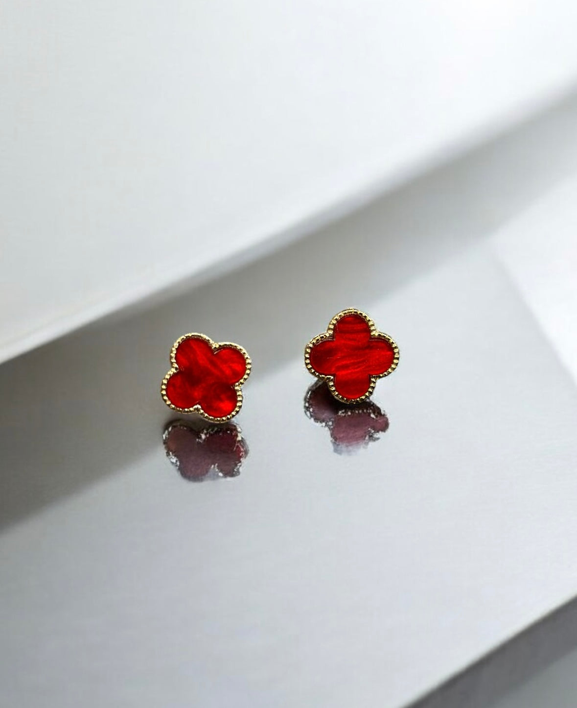 Golden clovers stud earrings