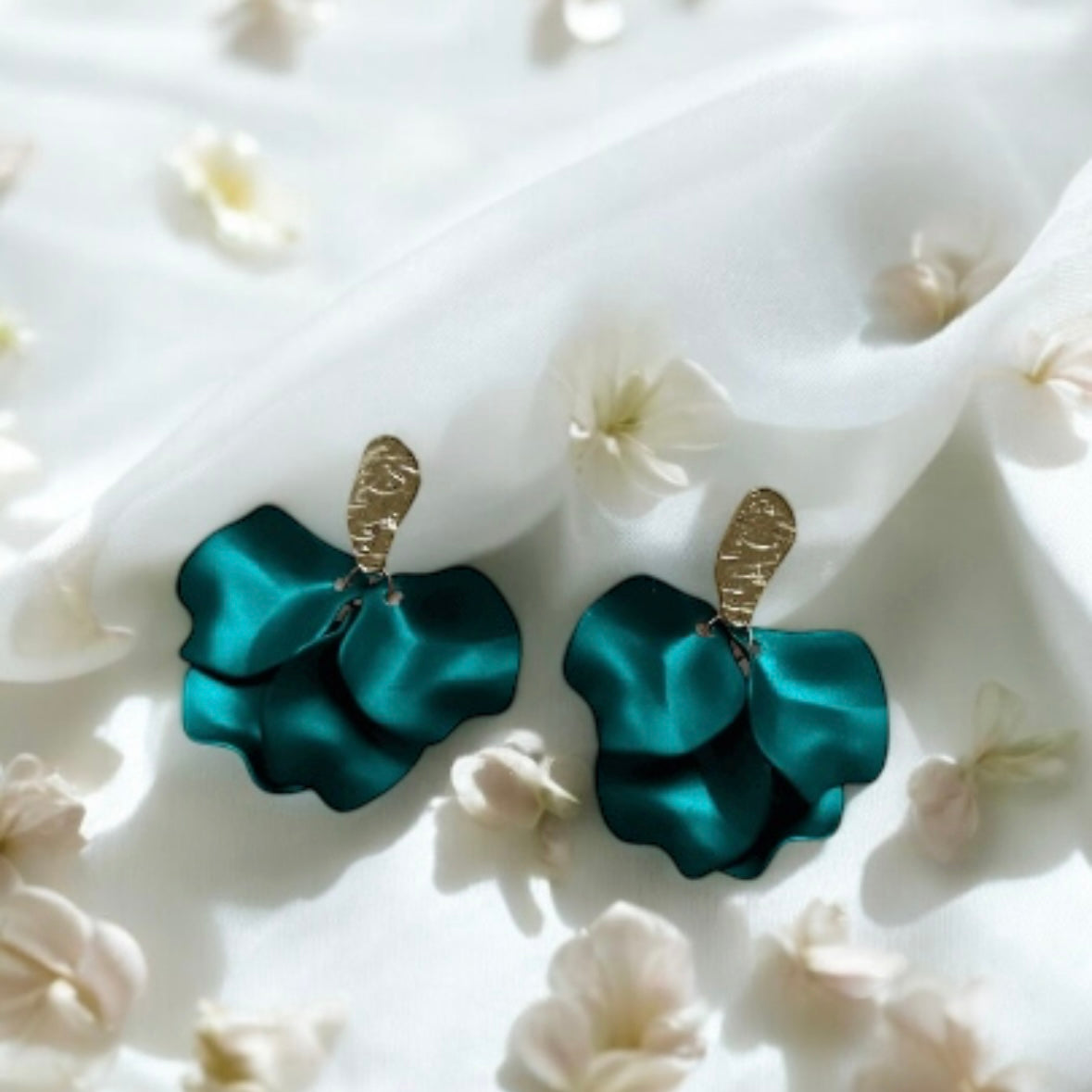 Emerald green flower earrings | dangle petals baroque earrings | unique gold iridescent floral earrings | bridal party wedding earrings