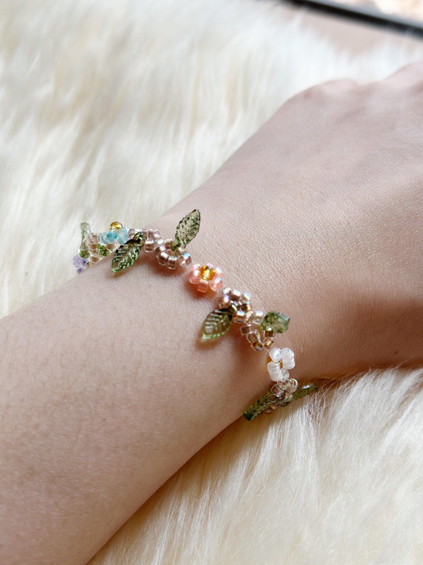 Forest fairies Beaded bracelet with flower and leaf pattern | colourful glitter bracelet | y2k 90s style fashion trend