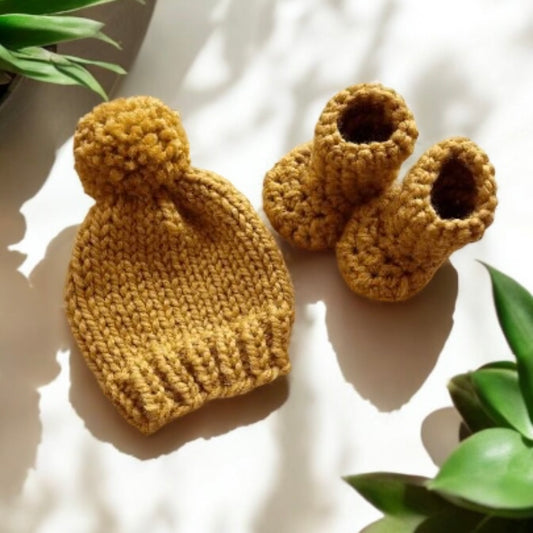 Chunky baby pompom beanie and booties | baby gift | newborn gift | 0-3 month baby | photography