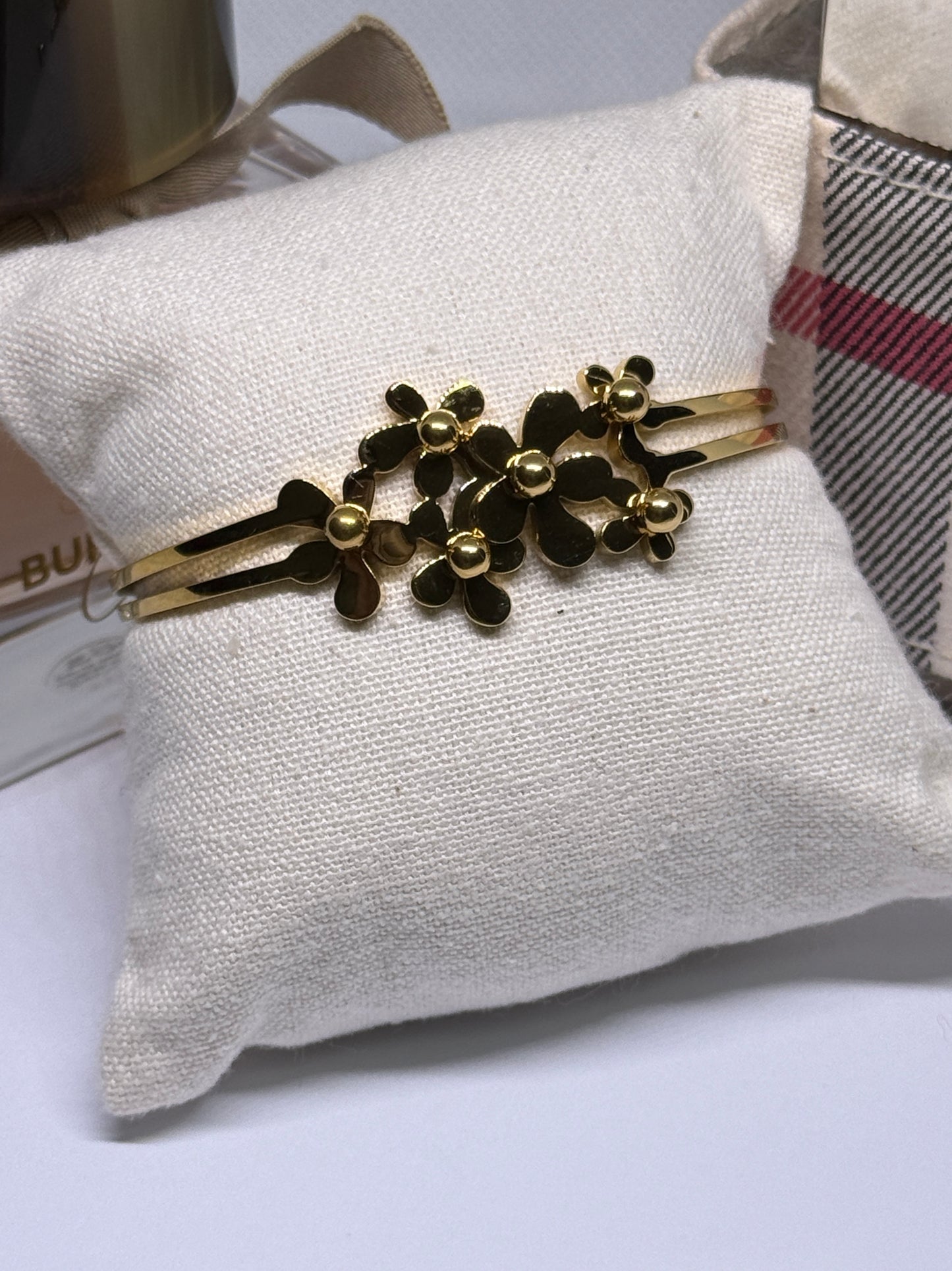 Gold bangle with flower | rhinestones embossed