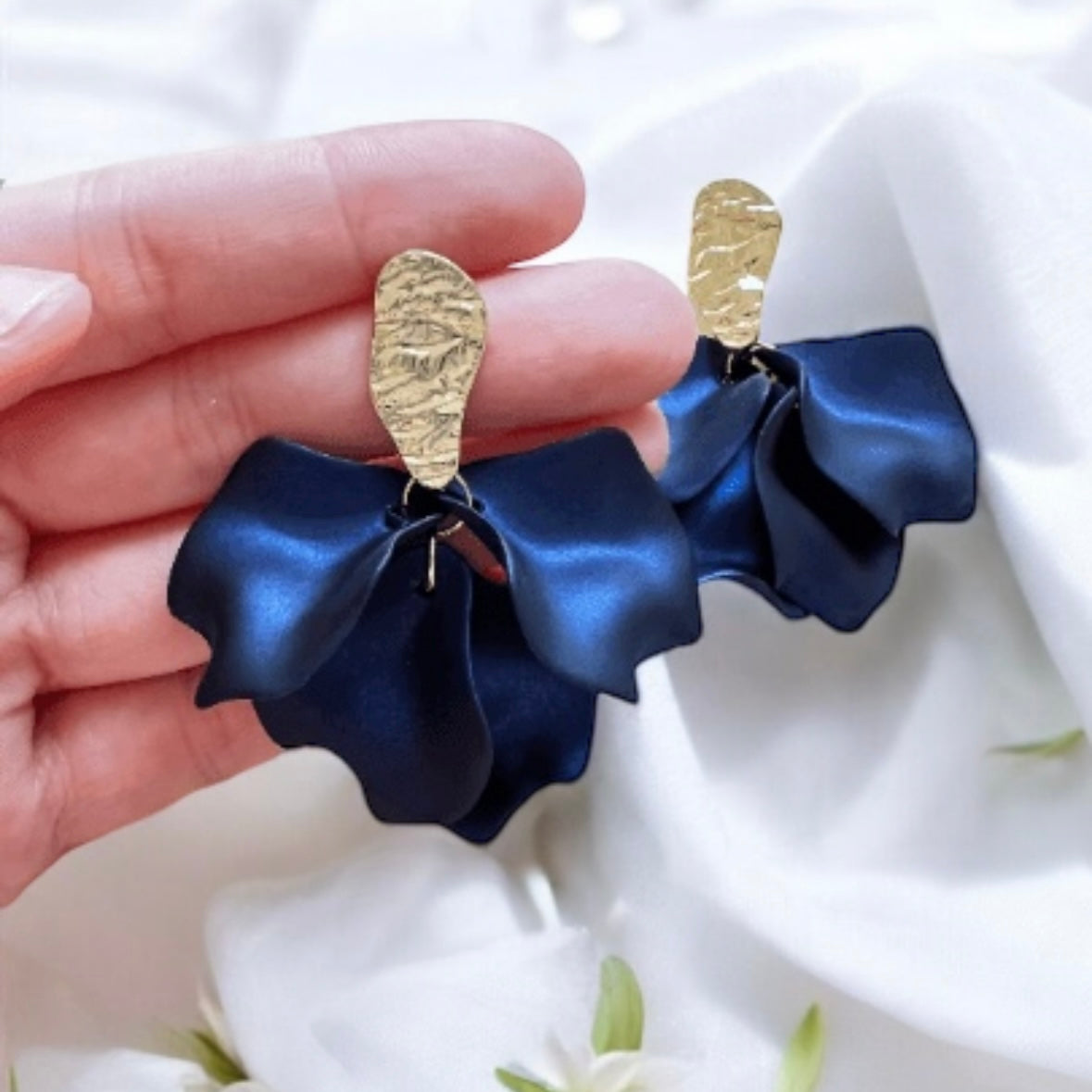 Navy blue flowers earrings | frosted iridescent petals earrings | gold & blue floral earrings | bridal party wedding earrings