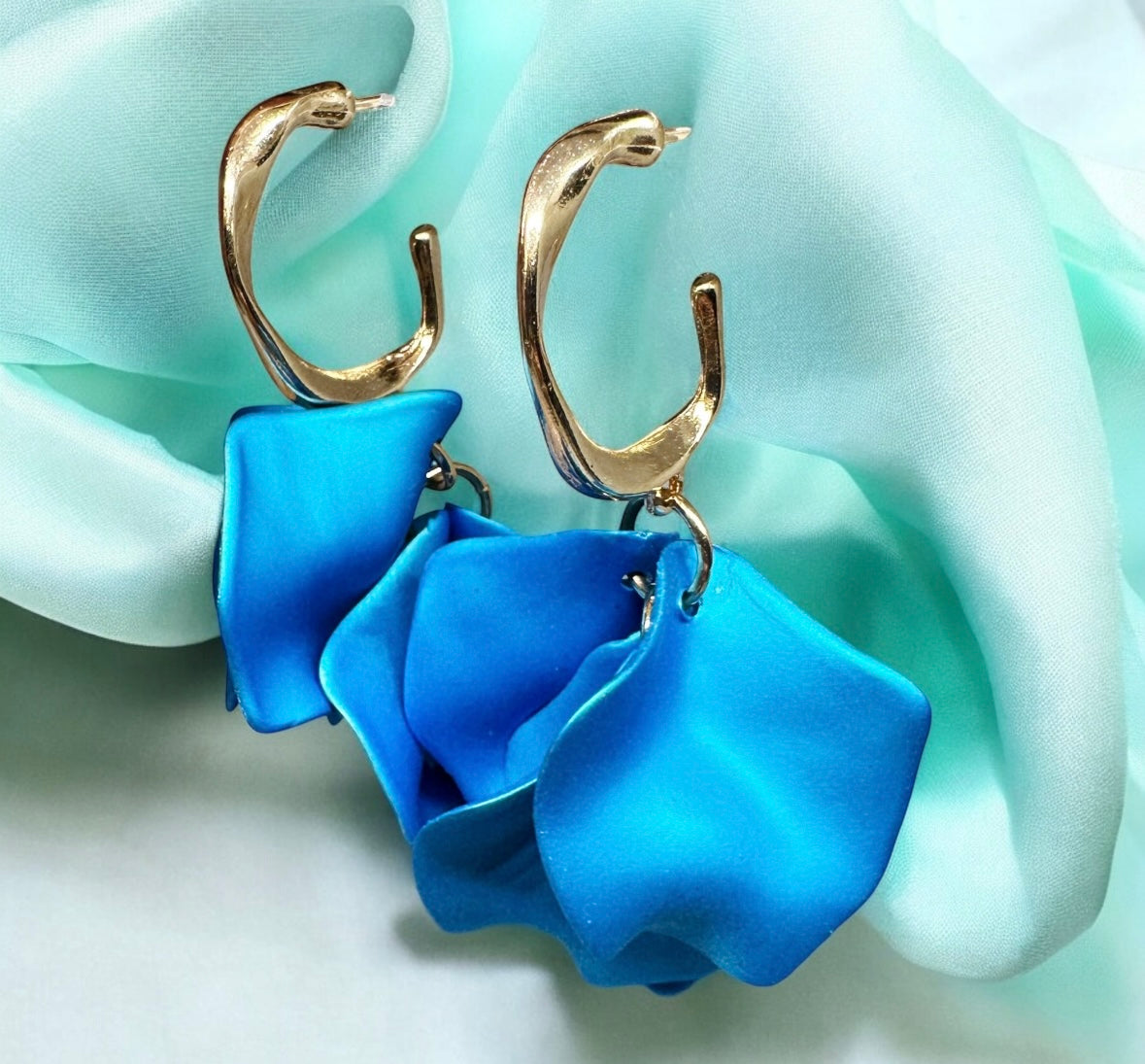 Glitter blue flowers earrings | iridescent petals baroque earrings | golden floral lightweight earrjnfs | bridal party wedding bridesmaid