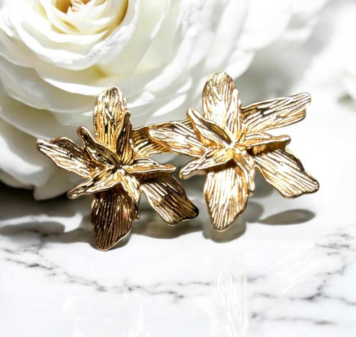 Golden flower stud earrings