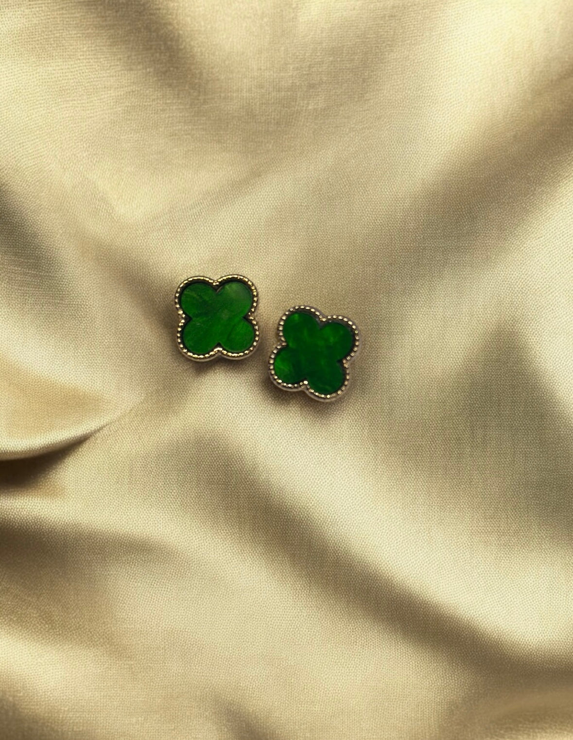 Golden clovers stud earrings