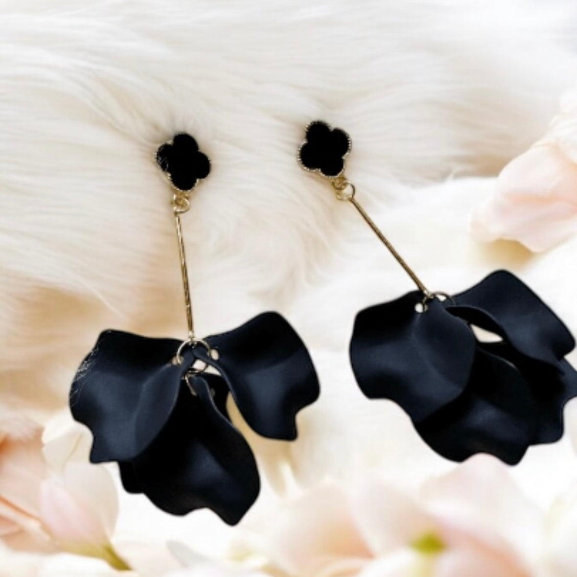 Pure black flowers earrings | frosted matte petals earrings | gold & clover floral earrings | bridal party wedding earrings