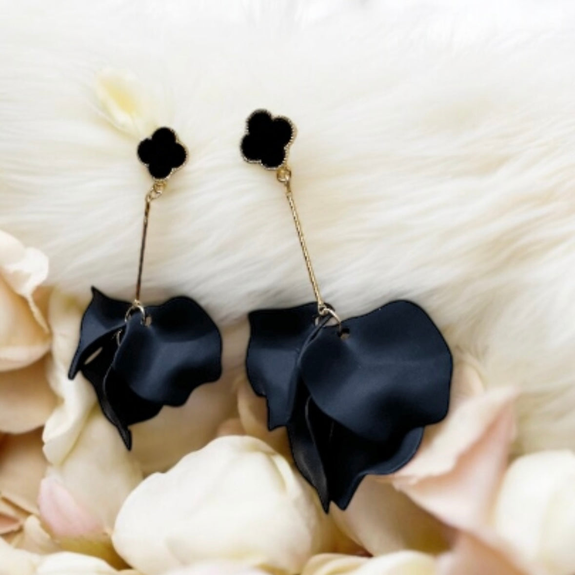 Pure black flowers earrings | frosted matte petals earrings | gold & clover floral earrings | bridal party wedding earrings