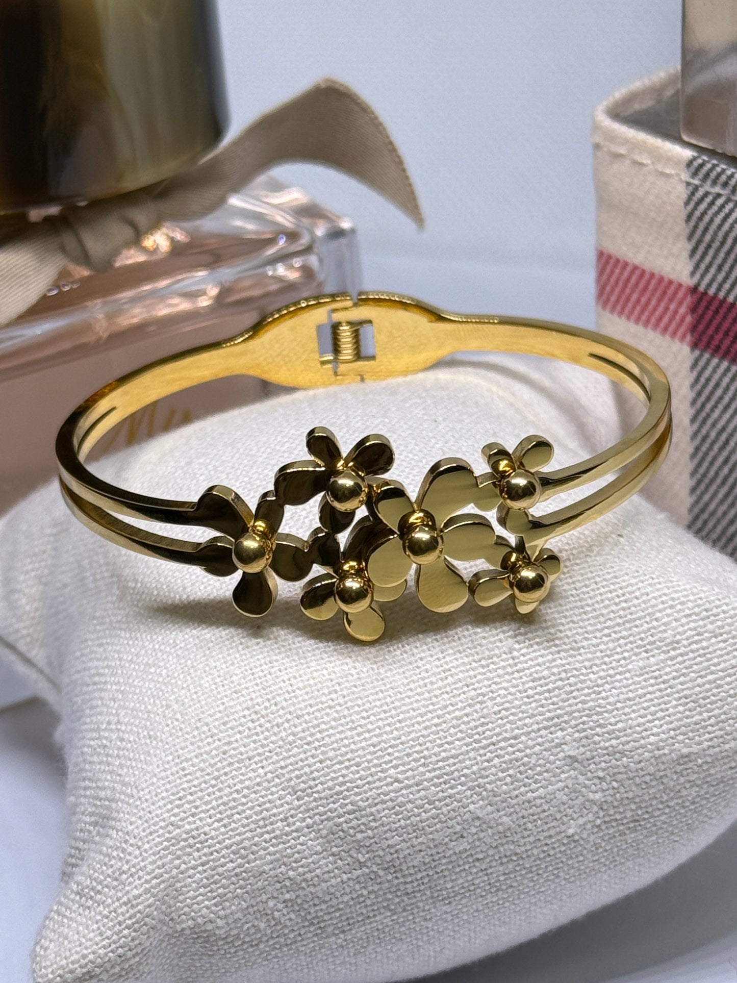 Gold bangle with flower | rhinestones embossed