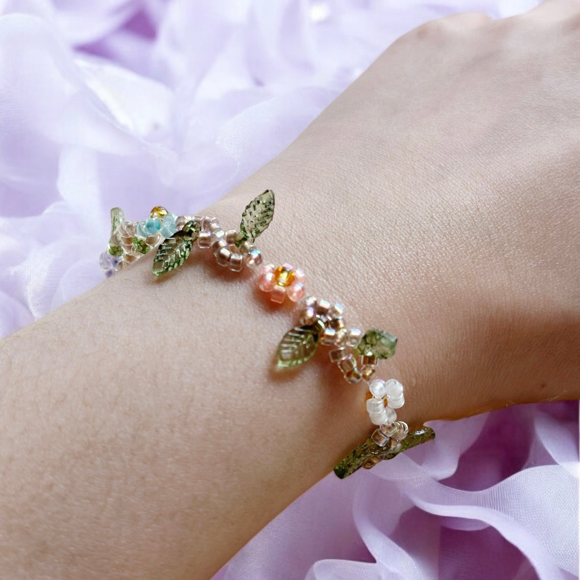 Forest fairies Beaded bracelet with flower and leaf pattern | colourful glitter bracelet | y2k 90s style fashion trend