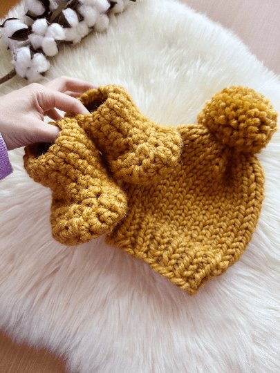 Chunky baby pompom beanie and booties | baby gift | newborn gift | 0 - 3 month baby | photography - TuttyKnitty