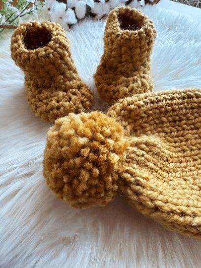 Chunky baby pompom beanie and booties | baby gift | newborn gift | 0 - 3 month baby | photography - TuttyKnitty