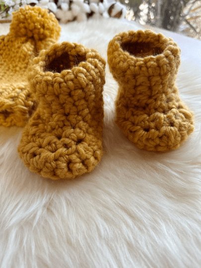 Chunky baby pompom beanie and booties | baby gift | newborn gift | 0 - 3 month baby | photography - TuttyKnitty