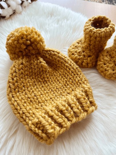 Chunky baby pompom beanie and booties | baby gift | newborn gift | 0 - 3 month baby | photography - TuttyKnitty