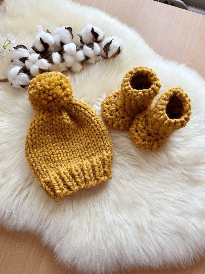 Chunky baby pompom beanie and booties | baby gift | newborn gift | 0 - 3 month baby | photography - TuttyKnitty