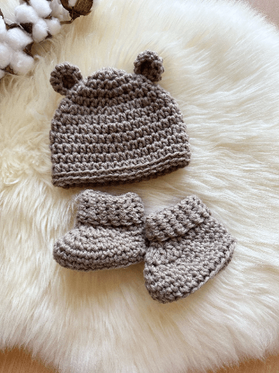 Crochet baby bear beanie and booties | 0-3 months baby gift | newborn gift | baby shower | photography - TuttyKnitty