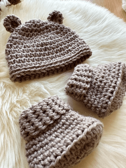 Crochet baby bear beanie and booties | 0-3 months baby gift | newborn gift | baby shower | photography - TuttyKnitty