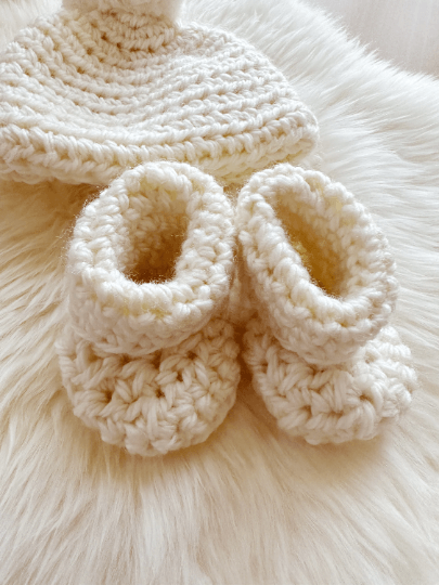 Crochet baby pompom beanie and booties | baby gift | newborn gift | 0-3 month baby | photography - TuttyKnitty