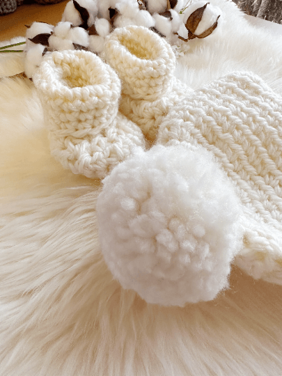 Crochet baby pompom beanie and booties | baby gift | newborn gift | 0-3 month baby | photography - TuttyKnitty