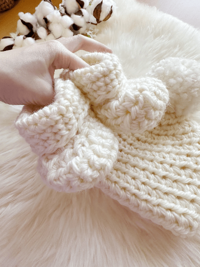 Crochet baby pompom beanie and booties | baby gift | newborn gift | 0-3 month baby | photography - TuttyKnitty