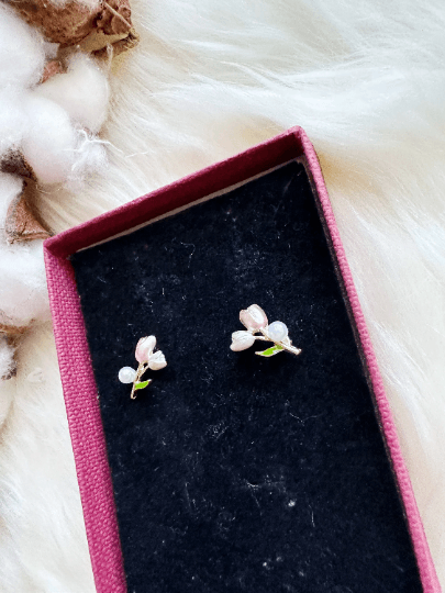 Daisy flowers dangle earrings | texture petals embossed pearl | minimalist stud earrings | matte pastel colour floral earrings - TuttyKnitty