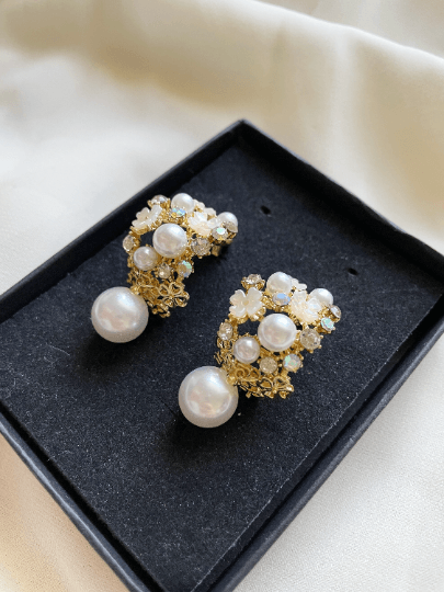 Daisy flowers stud earrings | pearlescent petals resin stones | minimalist iridescent gold floral earrings | bridal party wedding - TuttyKnitty