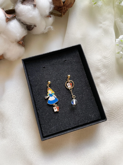 Fairytale earrings | Alice wonderland Cinderella Mermaid earrings | Pearl dangle earrings | Mismatched earrings | Kawaii earrings - TuttyKnitty