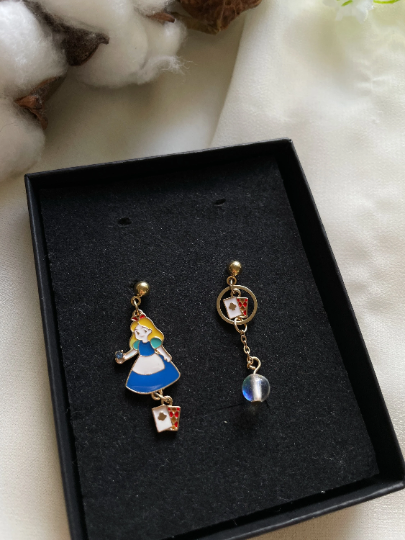 Fairytale earrings | Alice wonderland Cinderella Mermaid earrings | Pearl dangle earrings | Mismatched earrings | Kawaii earrings - TuttyKnitty