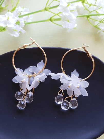 White daisy earrings with clear beads