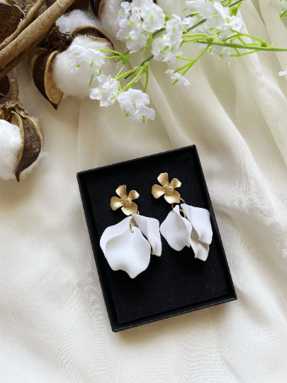 Pure white flower earrings | dangle petals baroque earrings | unique golden floral earrings | bridal party wedding earrings - TuttyKnitty