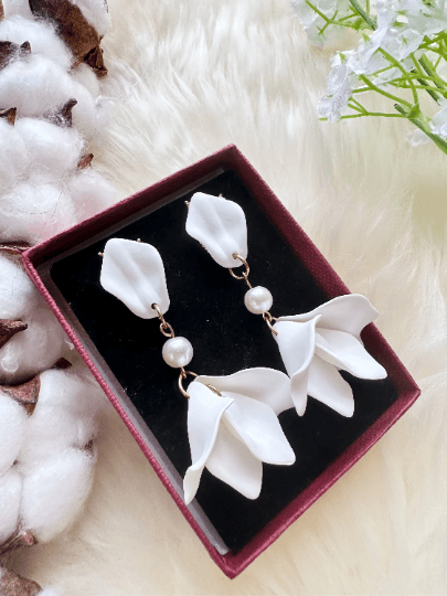 Pure white flower earrings | dangle petals baroque earrings | unique golden floral earrings | bridal party wedding earrings - TuttyKnitty