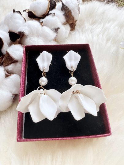 Pure white flower earrings | dangle petals baroque earrings | unique golden floral earrings | bridal party wedding earrings - TuttyKnitty