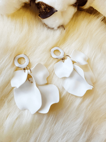 Pure white flower earrings | matte petal earrings | golden disc geometric floral earrings | bridal party wedding bridesmaid earrings - TuttyKnitty